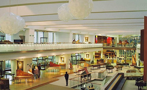 Der große Ausstellungssaal des Musikinstrumenten-Museums 