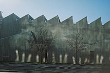 Licht und Schatten an der Fassade des Museums