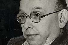 Hanns Eisler 1940. C. M. Stieglitz, Public domain, via Wikimedia Commons