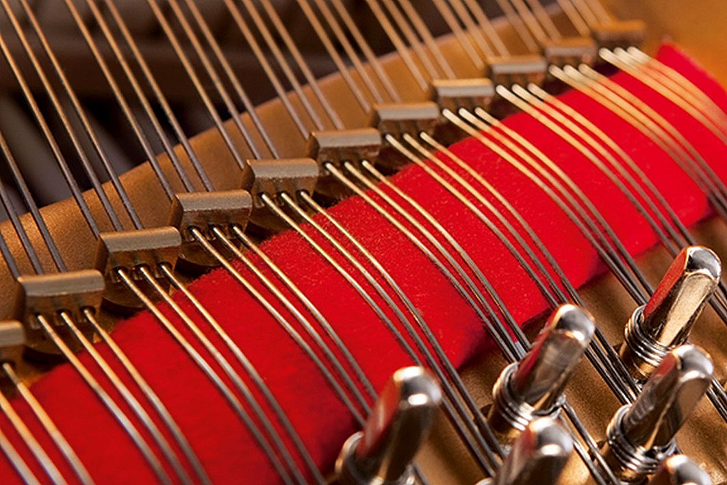 Foro mit Blick in die Mechanik eines Steinway-Flügels