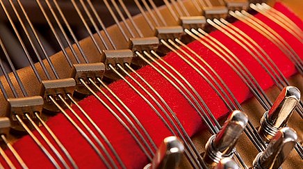 Foro mit Blick in die Mechanik eines Steinway-Flügels