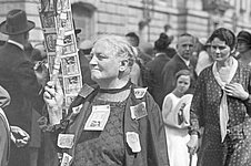 Fotografie „Eine Rentnerin protestiert mit aufgenähten Banknoten gegen die Geldentwertung“ Fotonachweis: bpk-Fotoarchiv / Staatliche Museen zu Berlin, Kunstbibliothek / Willy Römer