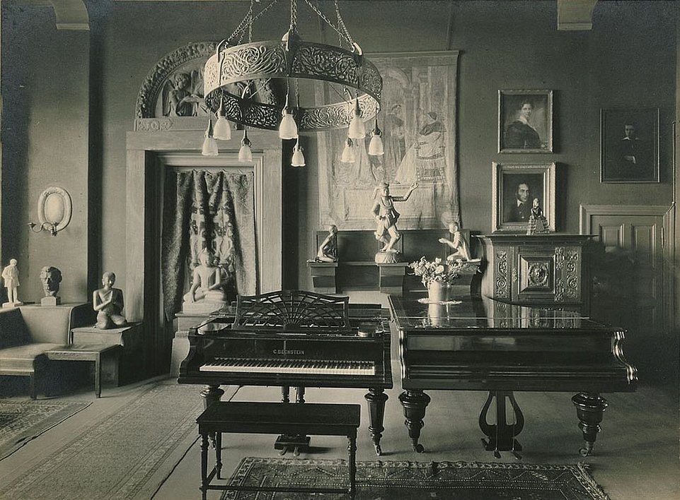 Musikzimmer von Ferruccio Busoni, um 1912 © Staatsbibliothek zu Berlin, Mus.Nachl. F. Busoni P II, 33 Foto des Musikzimmers von Ferruccio Busoni, um 1912
