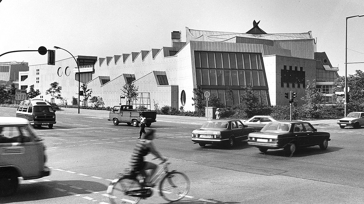 Schwarzweiss-Foto von 1984 des Musikinstrumenten-Museums vom Kemperplatz aus