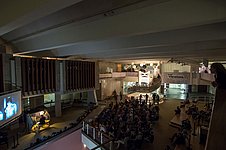 Organist und Leinwand im dunklen Kino mit Publikum