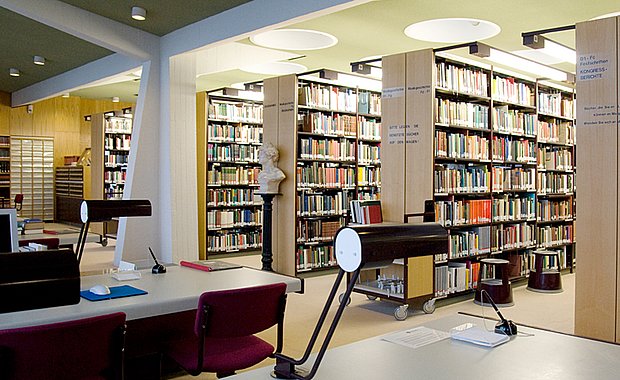 Lesesaal der Bibliothek des SIMPK