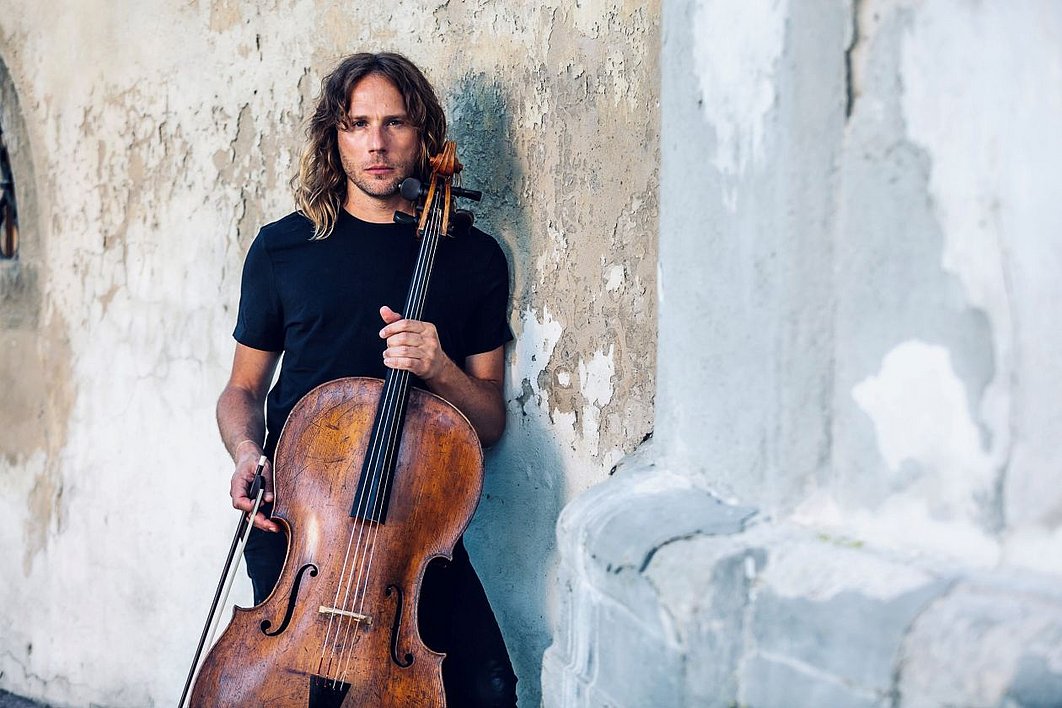 Michal Stahel. Foto: Künstlerpromo Der Cellist Michal Stahel und sein Violoncello, das "Esterházysche Basettl" (1728)