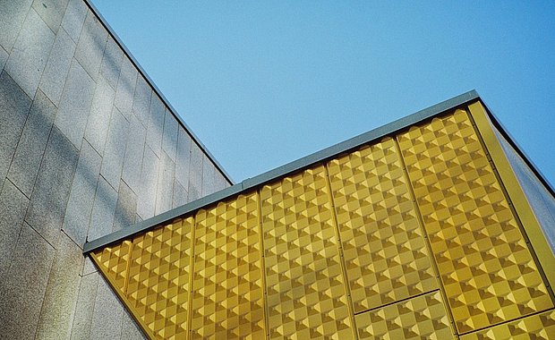 Goldpfeil am Eingang des Musikinstrumenten-Museums