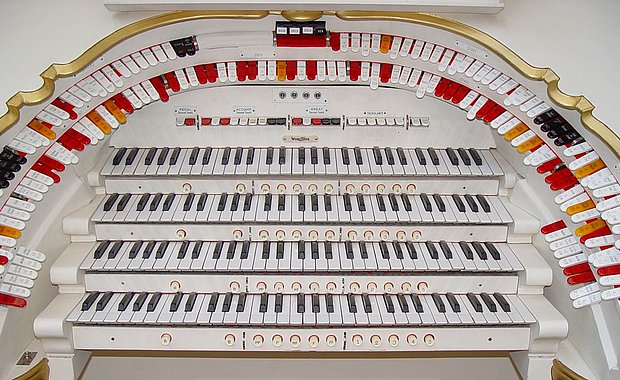 Spieltisch der Mighty Wurlitzer-Theaterorgel