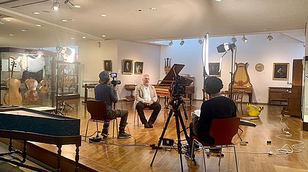 Videoaufnahme im Museum, Interviewsituation im Sitzen, Licht, Kamera, Mikrofon