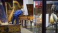 Harfen und Klaviere im Obergeschoss des Museums