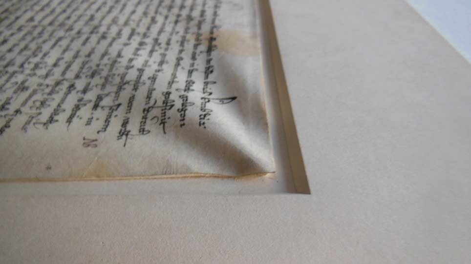 Nahaufnahme einer historischen Urkunde 