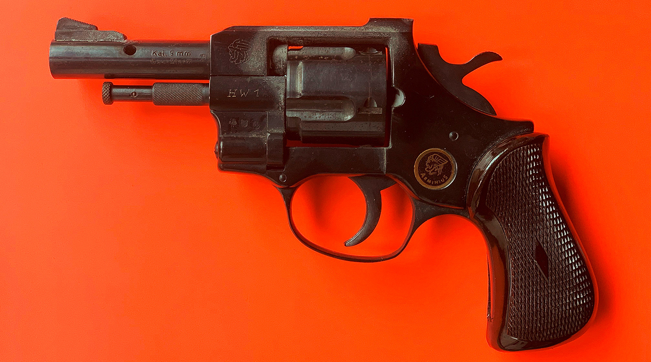 Pistole vor rotem Hintergrund