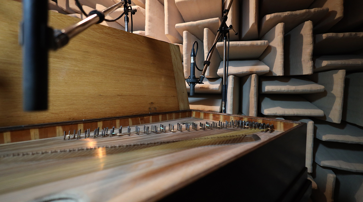 aufgeklapptes Clavichord, Mikrofone und im Hintergrund die Waffelstruktur der Wand im reflexionsarmen Raum