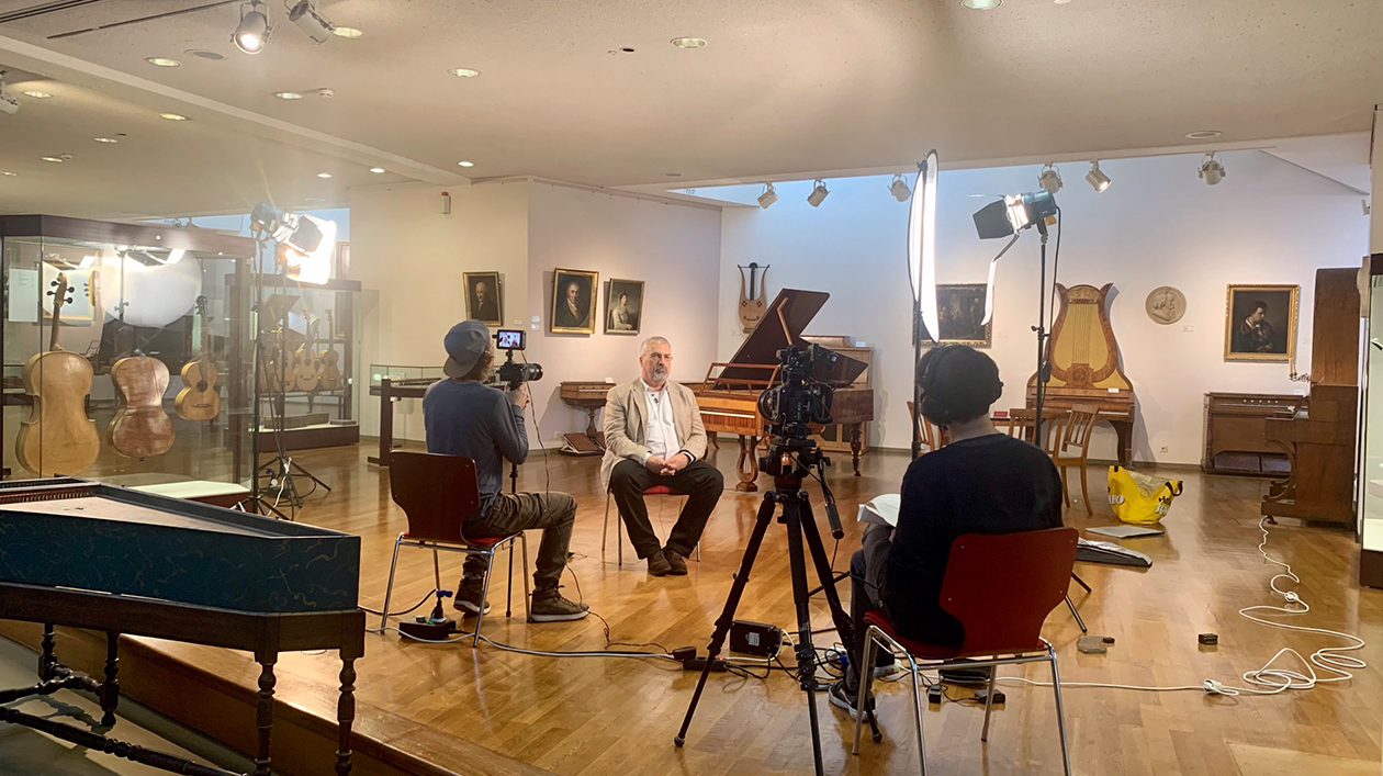 Videoaufnahme im Museum, Interviewsituation im Sitzen, Licht, Kamera, Mikrofon