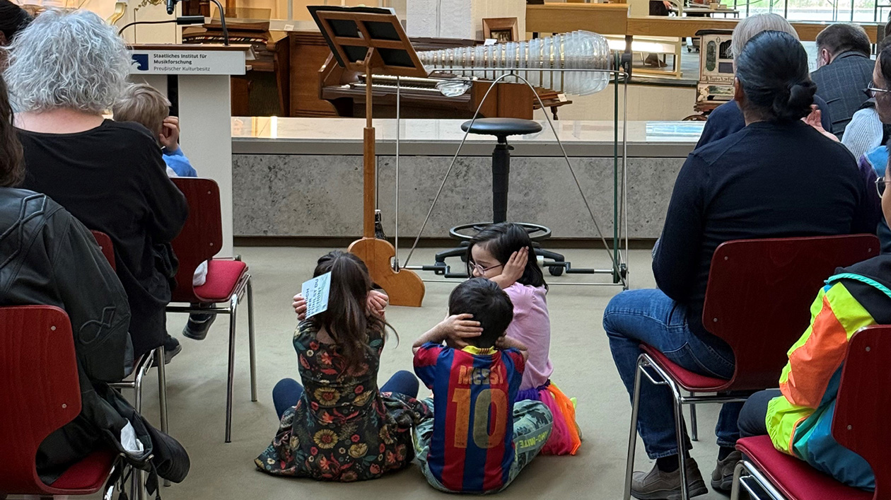 Glasharmonika, Kinder Große und kleine Besucher*innen vor dem Konzert beim Internationalen Museumstag
