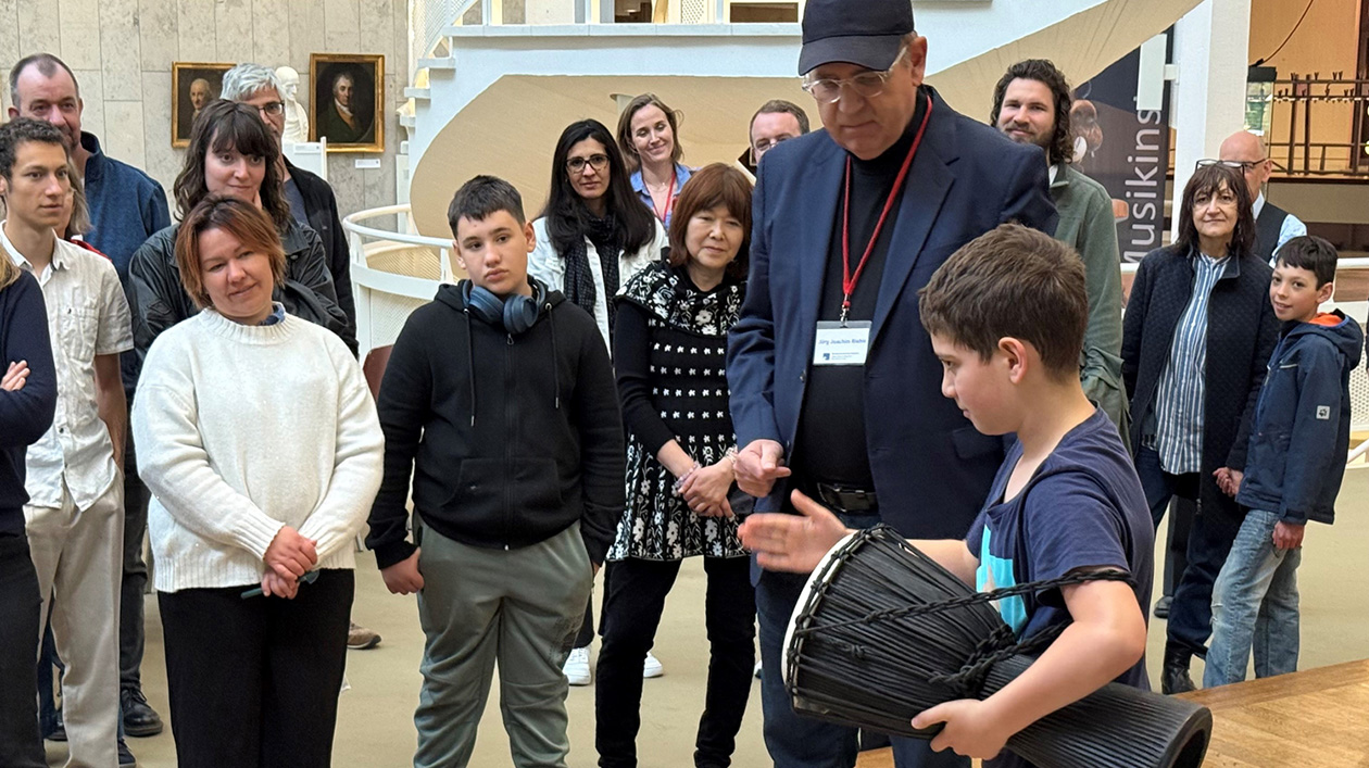 Führung mit Jörg Joachim Riehle Bei der Führung durchs Museum ließ der Jörg Joachim Riehle die Besucher*innen Instrumente selbst ausprobieren