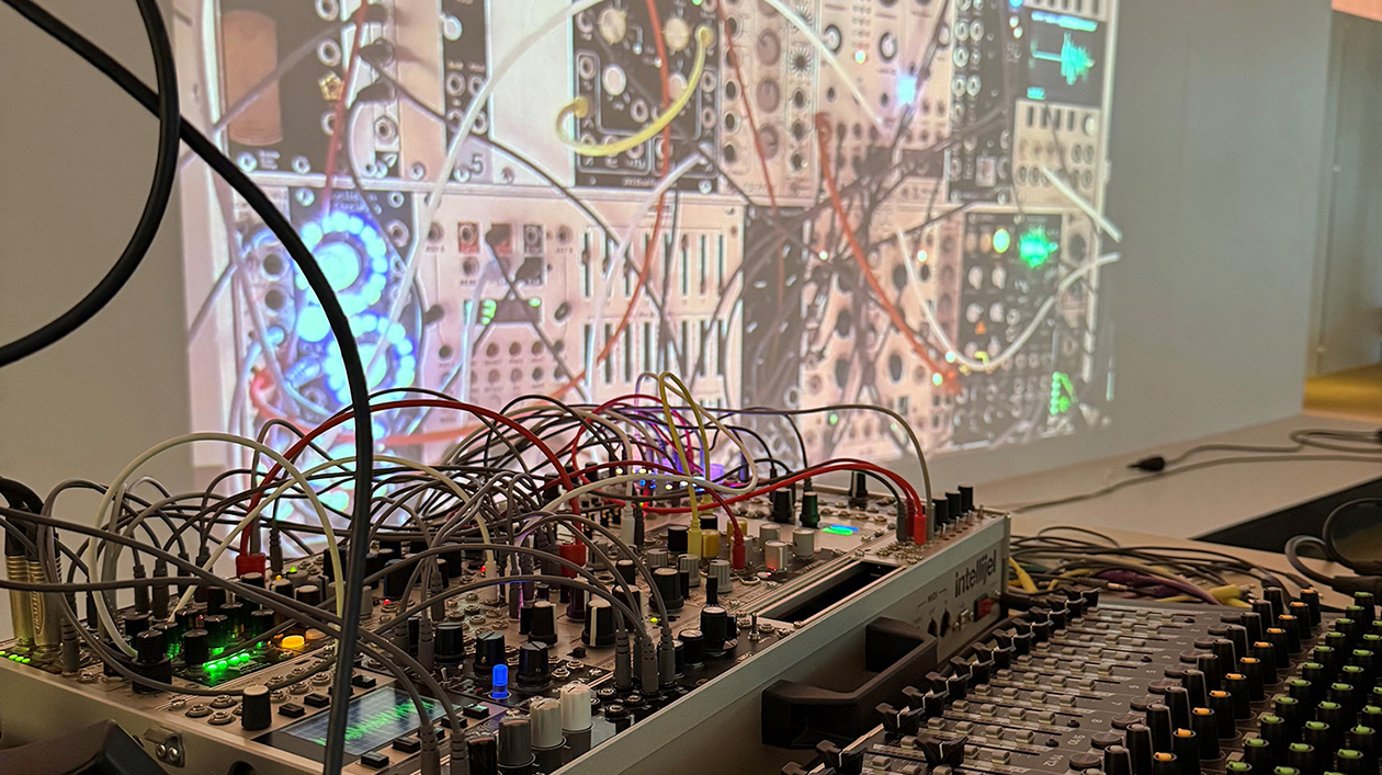 Synthesizer mit Beamer Beim Synthesizer-Workshop konnten die Besucher*innen jeden Schritt über eine Beamerprojektion verfolgen.