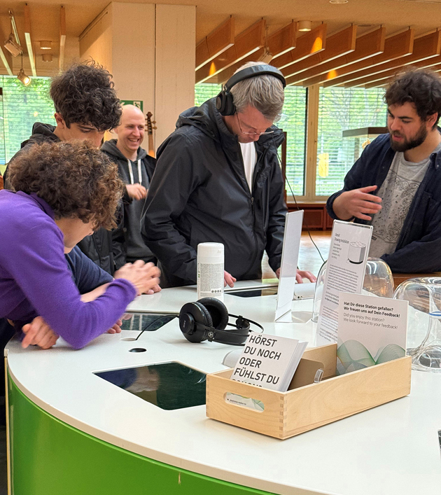 XenaX25 Besucher*innen am XenaX25