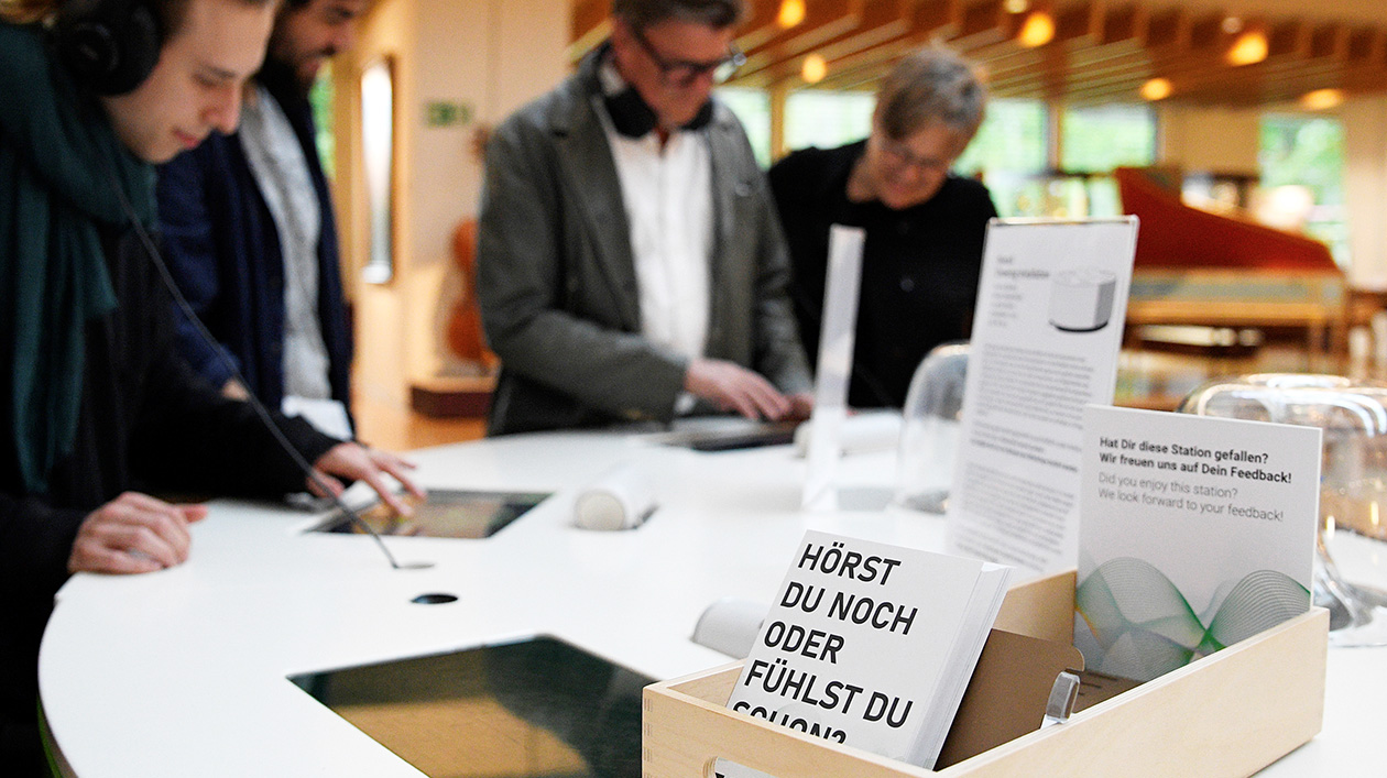 XenaX25 Besucher*innen malen Klänge am XenaX25 beim Internationalen Museumstag 2025