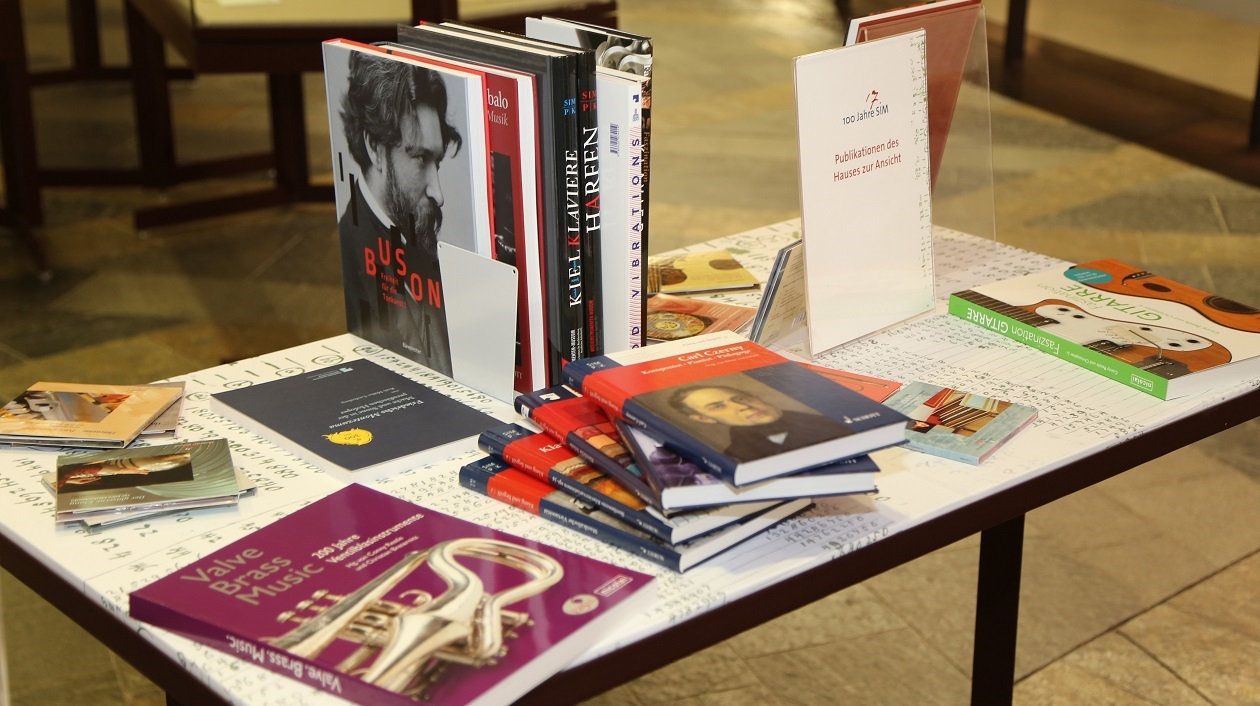 Büchertisch mit Publikationen des SIM Büchertisch mit Publikationen des SIM