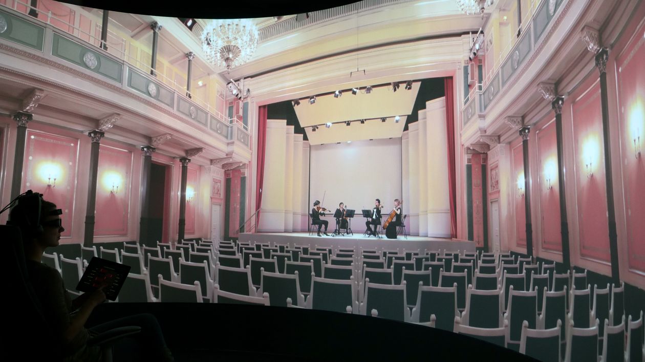 Versuchsperson im virtuellen Konzerthaus