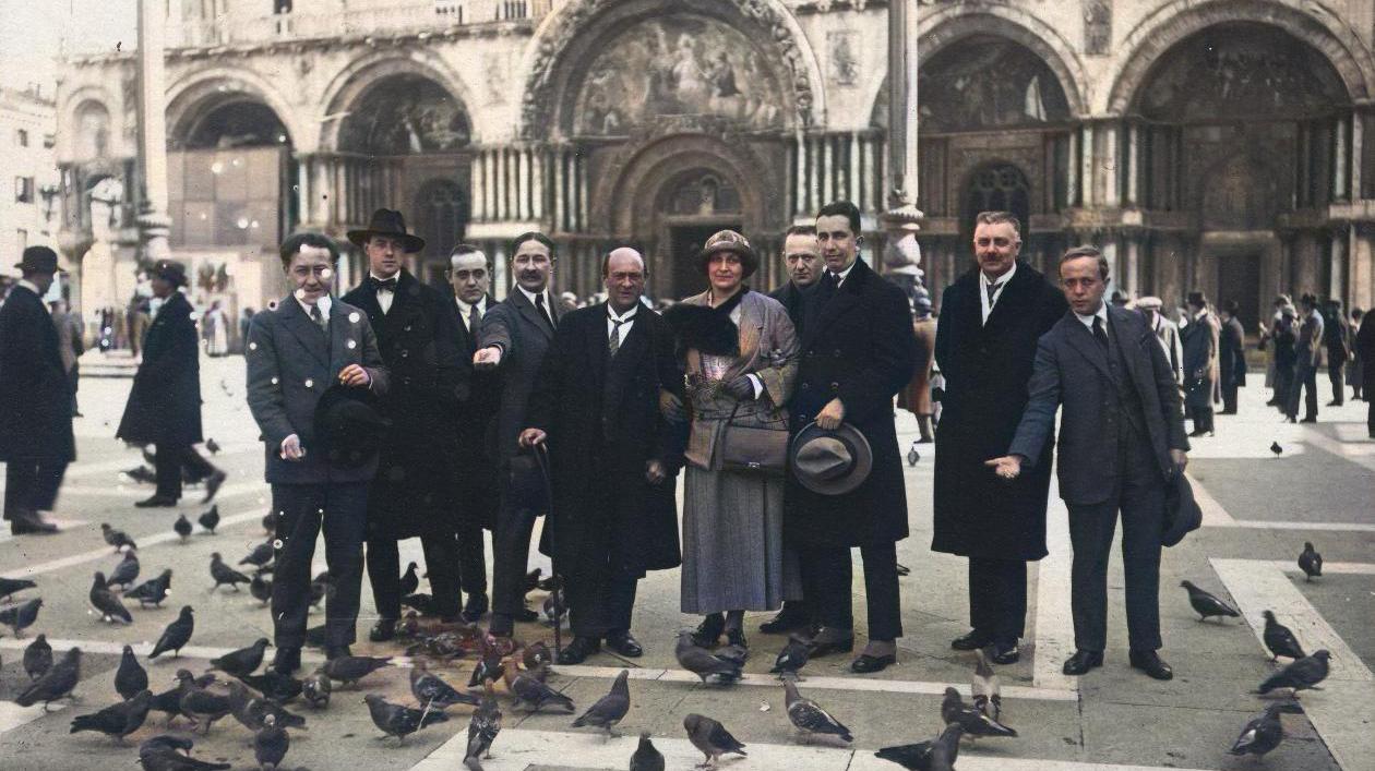 The ensemble of the Italian Pierrot tour with the Pro Arte Quartet on April 3, 1924, at the Piazza San Marco in Venice. From left to right: Alphonse Onnou (violin), Robert Maas (cello), Laurent Halleux (violin), Louis Fleury (flute), Arnold Schönberg, Erika Stiedry-Wagner (recitation), Eduard Steuermann (piano), Alfredo Casella, Henry Delacroix (clarinet), Germain Prévost (viola). SIMPK, SM 59 (part of the estate of Josef Rufer), colored photograph