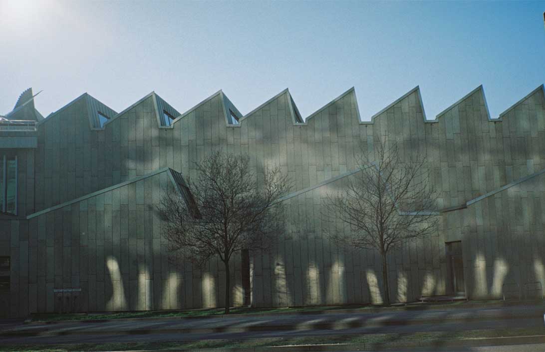 Fassade des Musikinstrumenten-Museums. Foto: SPK/Tina Willims Licht und Schatten an der Fassade des Musikinstrumenten-Museums