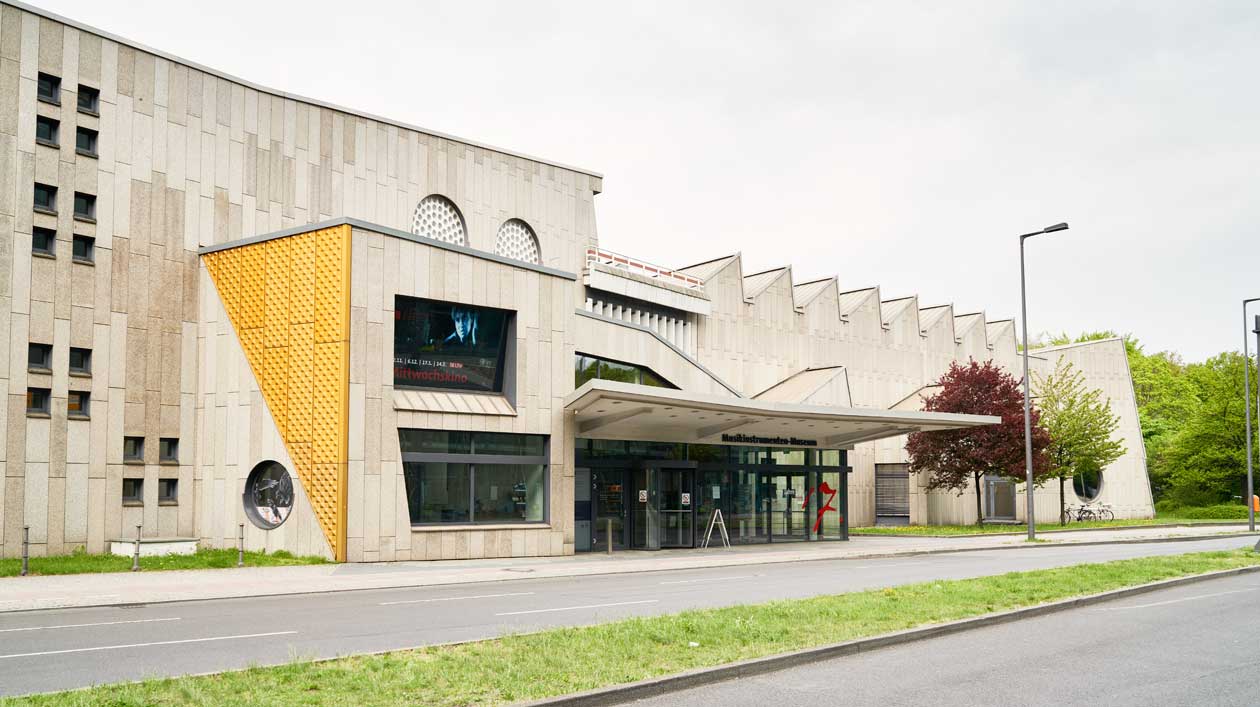 Eingang zum Musikinstrumenten-Museum von der Ben-Gurion-Straße