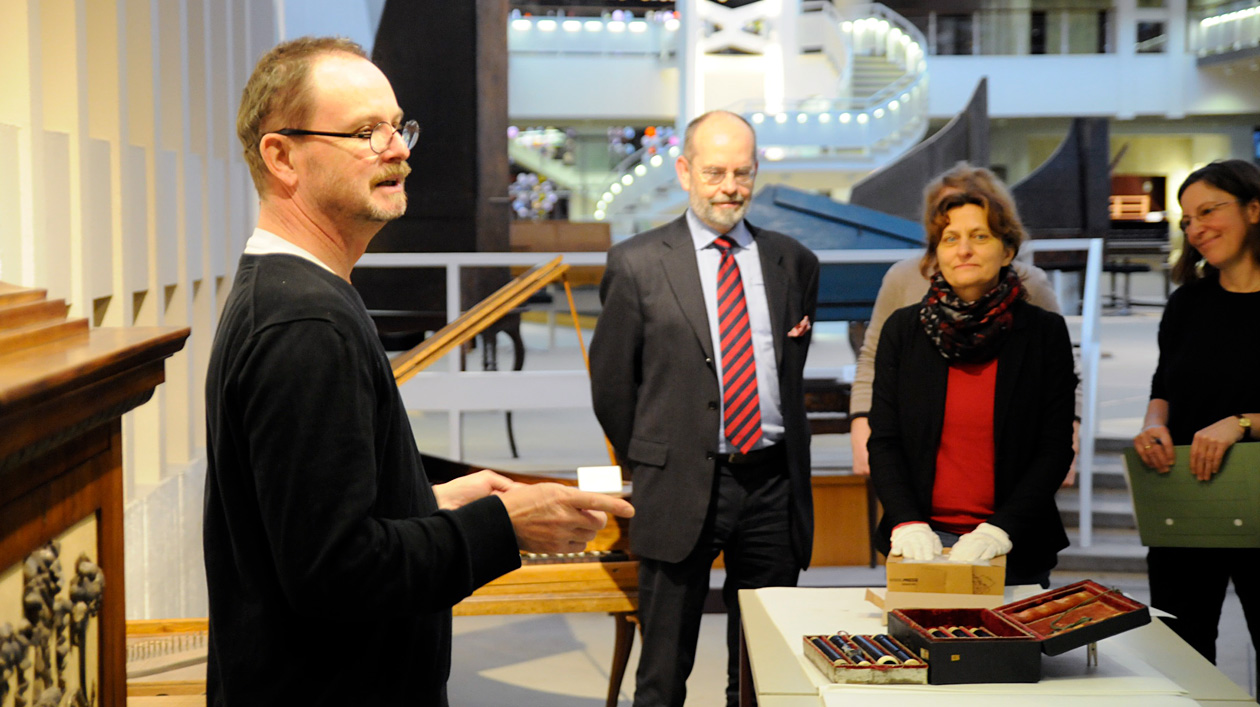 Treffen der Quantz-Flöten_1 Der Leiter der MIM-Restaurierung, Tom Lerch, begrüßt die Wissenschaftler.
