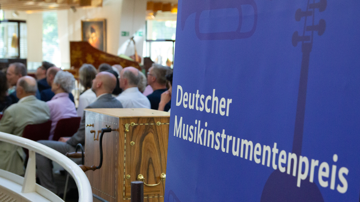 Musikinstrumentenpreis Hinweisschild