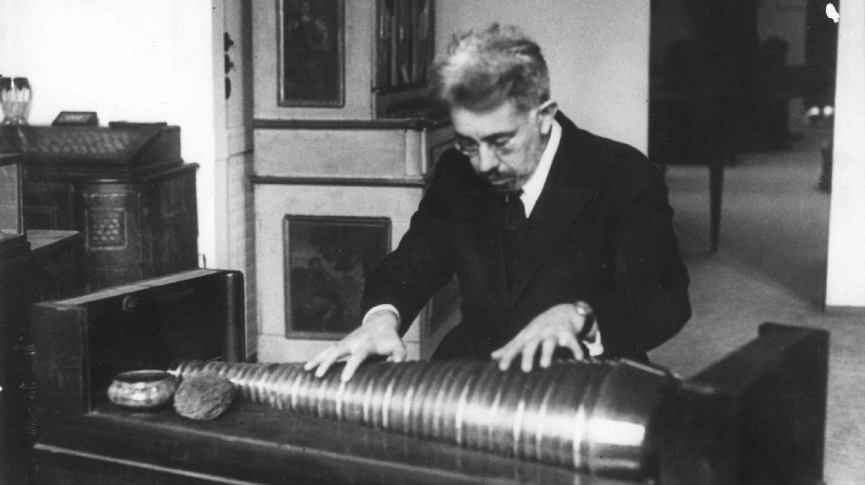 Curt Sachs an der Glasharmonika des Musikinstrumenten-Museums