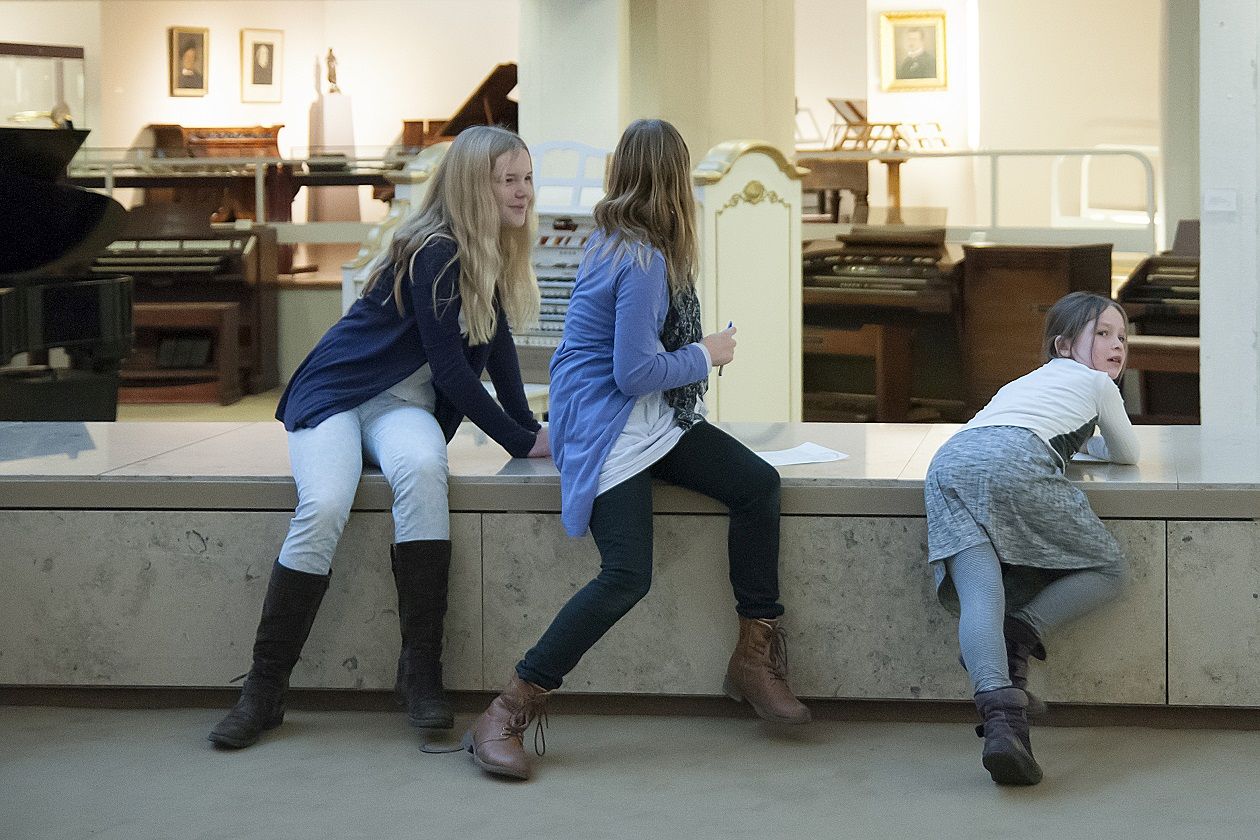 Drei Mädchen im Museum Drei Kinder im Museum
