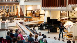 Jörg Joachim Riehle präsentiert die Mighty Wurlitzer-Theaterorgel