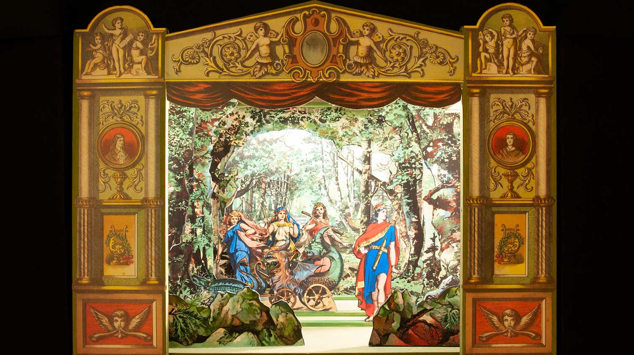 Historisches Papiertheater Historisches Papiertheater mit einer Kulisse zu Mozarts Zauberflöte