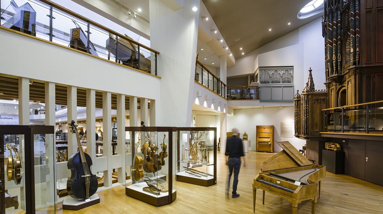 Besucher im Museum vor der Gray-Orgel