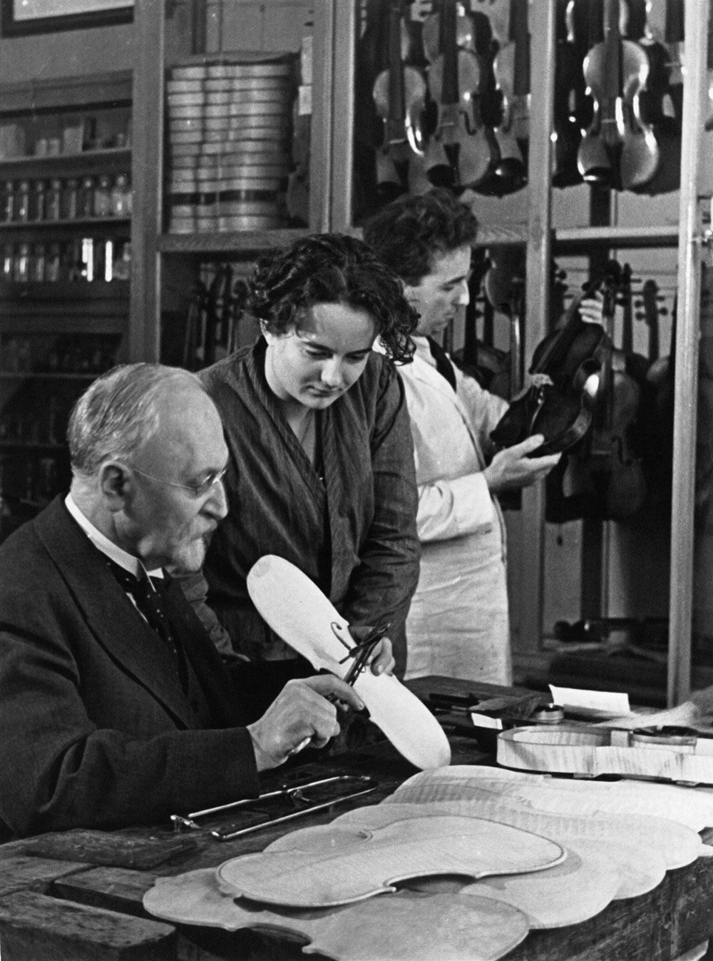 Olga Adelmann, Otto Möckel und Curt Jung in der Werkstatt in der Rankestraße, Berlin