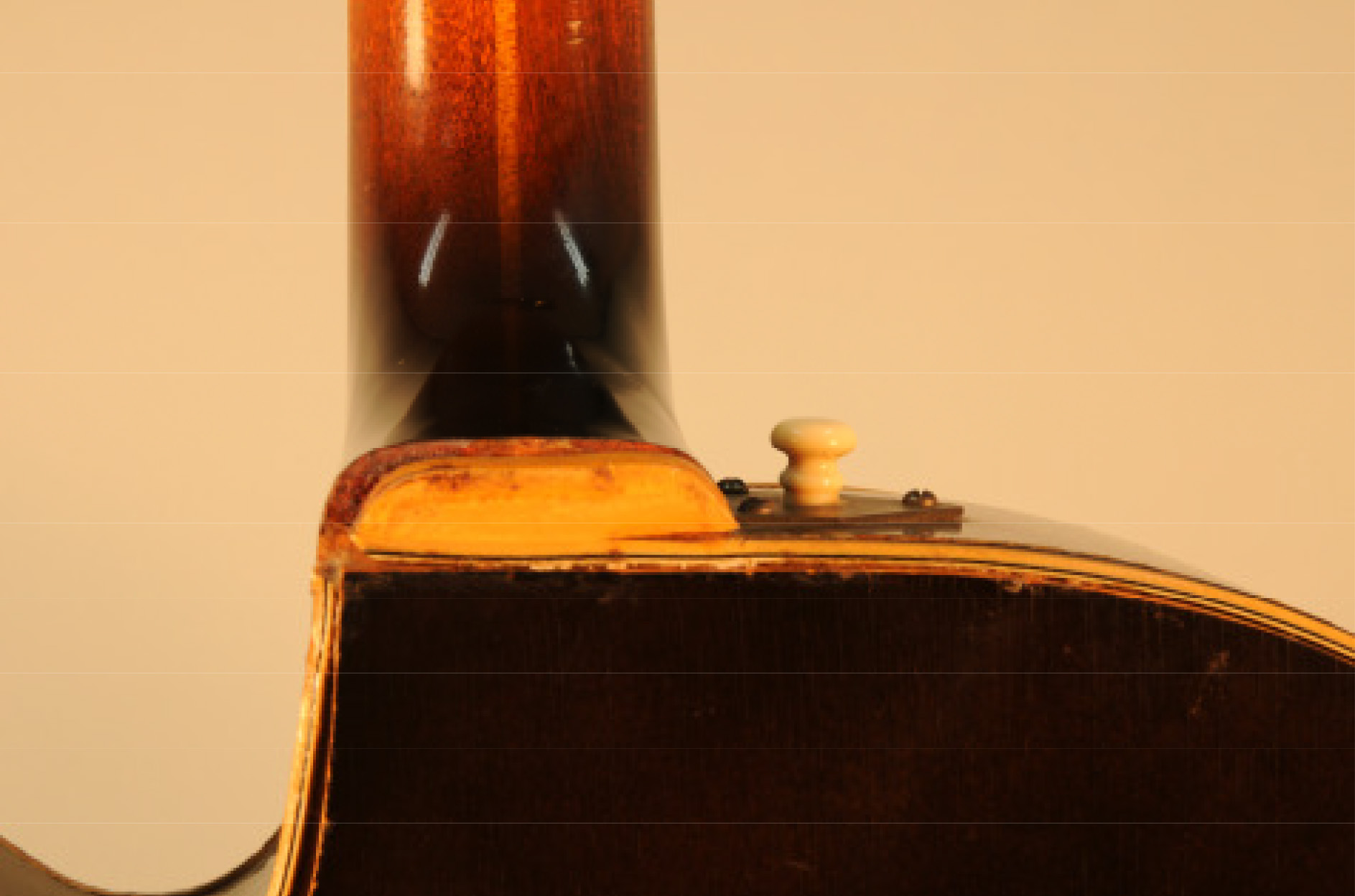  Detailaufnahme, Verformungen an Randeinlagen aus Celluloid, Ausschnitt einer Fotodokumentation zur Jazzgitarre, Kat.-Nr. 5690, Foto: Laura Urban (2012)