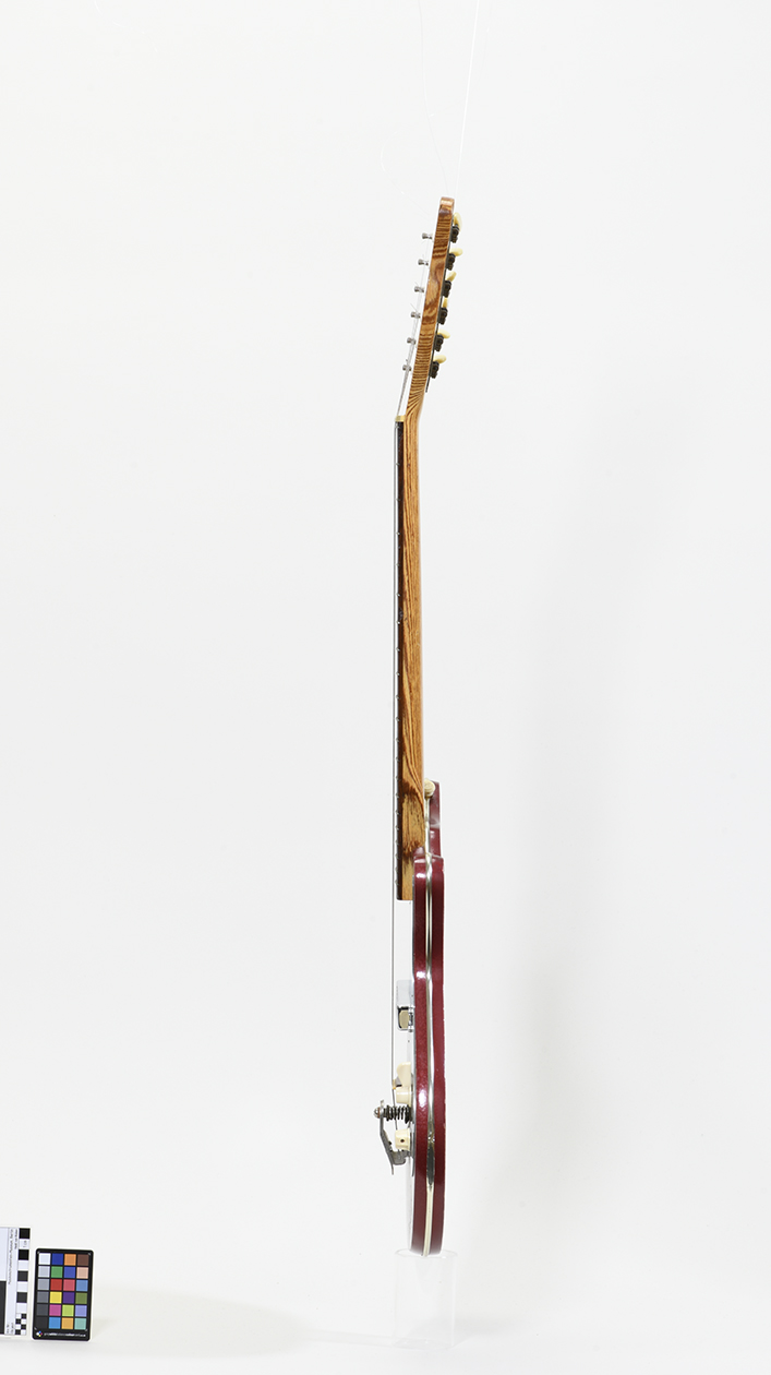 Seitenansicht links, Elektrische Gitarre Typ „Twisty“ (Kat.-Nr. 5650), Foto: Heidi von Rüden Shakibi 