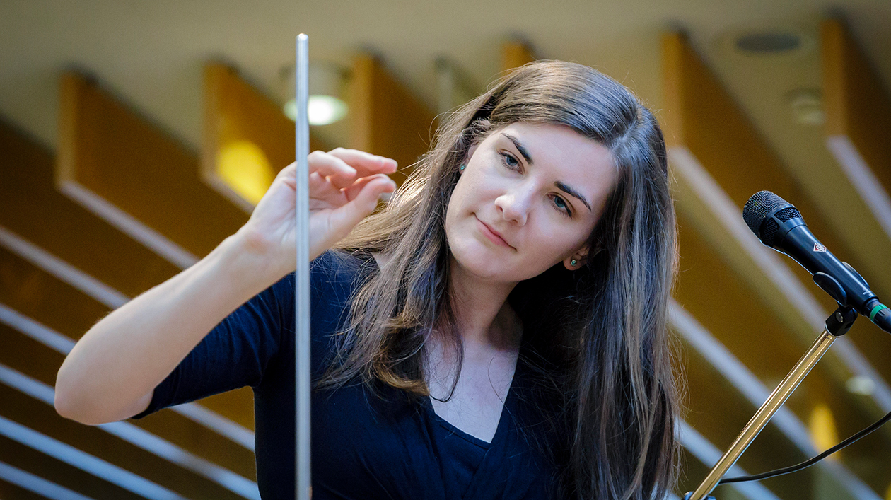 Carolina Eyck führt das Theremin vor.