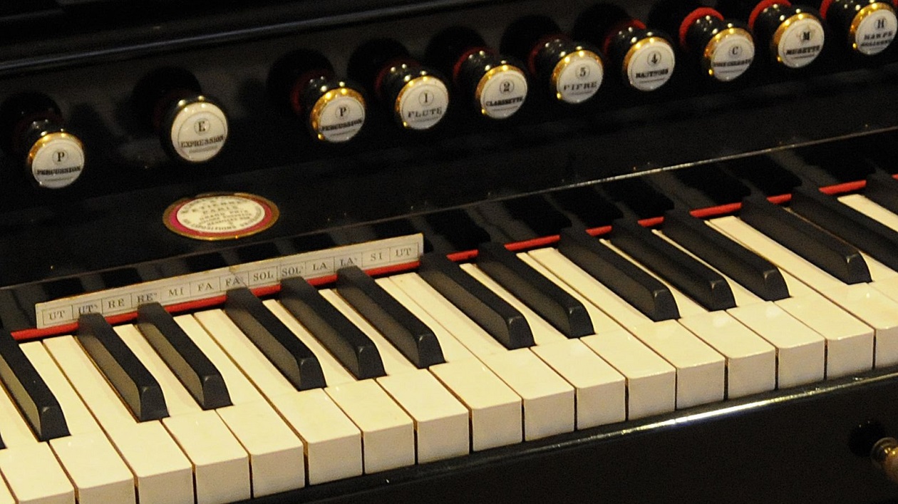 Harmonium mit Transpositionsklaviatur Harmonium mit Transpositionsklaviatur