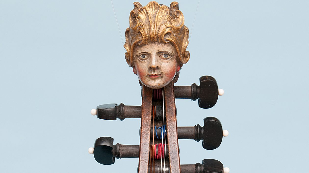 Viola d'amore Kat.-Nr. 5551. Foto: Anne-Katrin Breitenborn Geschnitzter Kopf der Viola d’amore von Johann Udalricus Eberle, Prag, 1751