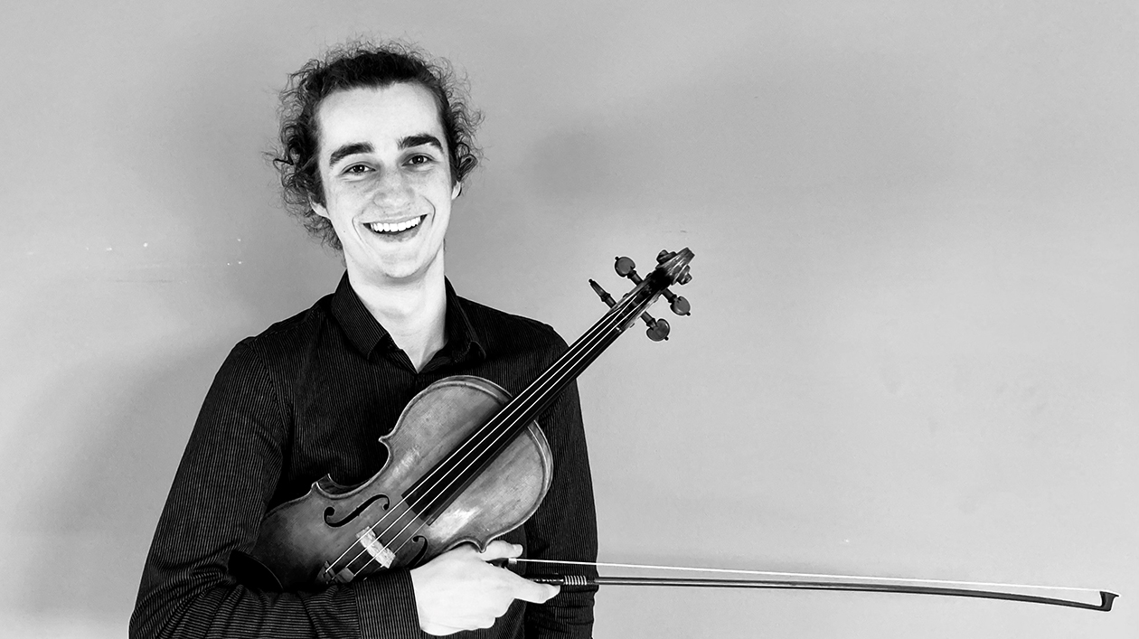 Schwarzweissfoto von Felix Hörter mit Violine in der Hand