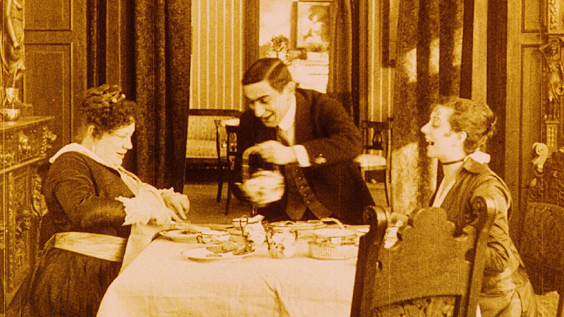 Helene Voß, Ernst Lubitsch und Luise Scheurich in „Als ich tot war“. Quelle: Friedrich-Wilhelm-Murnau-Stiftung, Wiesbaden Helene Voß, Ernst Lubitsch und Luise Scheurich in „Als ich tot war“. Quelle: Friedrich-Wilhelm-Murnau-Stiftung, Wiesbaden