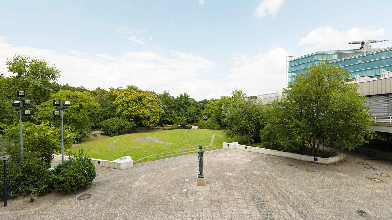 Philharmonischer Garten mit Orpheus 2013 (Foto: Peter Adamik, Archiv der Berliner Philharmoniker). Photo des Philharmonischen Gartens mit Orpheus-Statue von Gerhard Marcks.